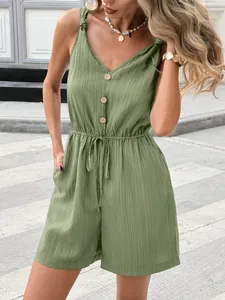 Dettaglio della tuta corta senza maniche verde oliva con coulisse e bottoni in legno