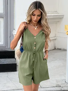 Dettaglio tutina senza maniche verde oliva con scollo a V abbottonato e vita con coulisse