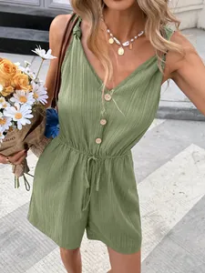 Dettaglio di una tutina estiva verde senza maniche con scollo a V e bottoni sul davanti