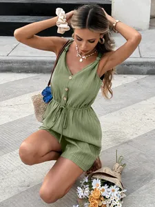Pagliaccetto estivo verde senza maniche con bottoni e coulisse in vita sulla modella