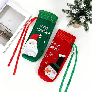Couvre-bouteilles de Noël avec motifs Père Noël et bonhomme de neige pour décoration.