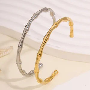 Primo piano di eleganti bracciali rigidi in acciaio inossidabile con design a bambù