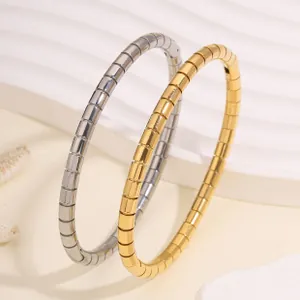 Primo piano di bracciali in acciaio al titanio stile bamboo color oro e argento
