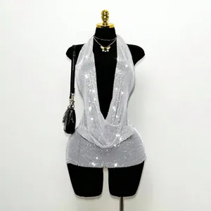 Vue détaillée d'une mini-robe dos nu en résille argentée scintillante avec strass