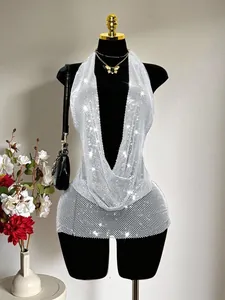 Détail de la mini-robe dos nu en résille à strass argentés pour les festivals de musique