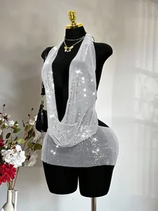 Robe courte dos nu en maille argentée avec strass pour festivals et soirées chic