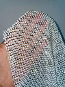 Détail de maille filet à strass blancs pour robe de soirée de fête