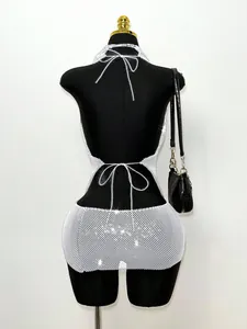 Vue détaillée du dos d'une robe dos nu en résille scintillante avec des strass brillants