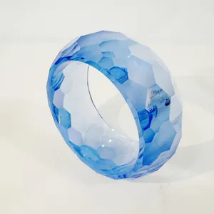 Nahaufnahme der geometrisch facettierten Oberfläche eines blauen Harzarmreifens