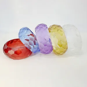 Set aus fünf bunten, facettierten Harzarmreifen mit transparentem Wassergitter-Design