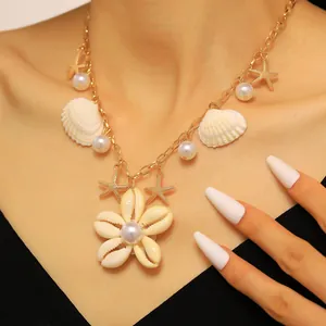Dettaglio di una collana in stile spiaggia con conchiglie naturali e perle finte eleganti
