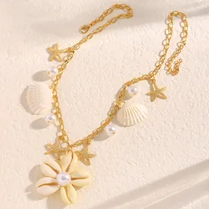 Vista dettagliata della collana con fiori di conchiglia e stelle marine per mare