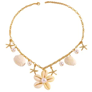 Dettaglio della collana da spiaggia con fiore di conchiglia, stella marina e perle
