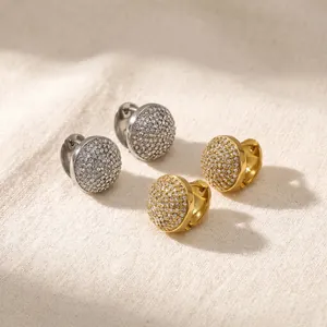 Gros plan de boucles d'oreilles créoles ovales en acier inoxydable serties de strass