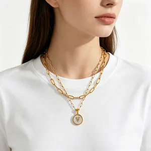Collier double rang en acier doré avec pendentif rond en nacre et lettre V