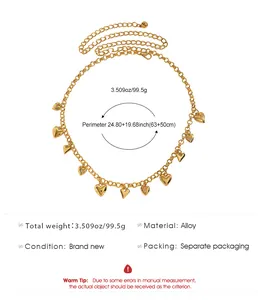 Vue détaillée de la ceinture en chaîne dorée avec breloques cœur et dimensions