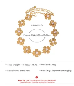 Vue détaillée d'une ceinture chaîne dorée en alliage avec fleurs, perles et dimensions