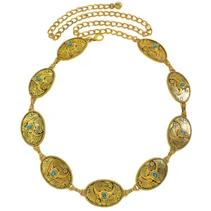 Vue détaillée de la ceinture chaîne dorée bohème avec tête de taureau et gemme bleue