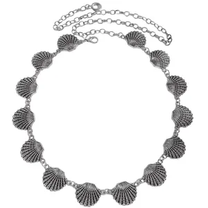 Vue détaillée d'une chaîne de taille argentée pour femmes avec des pendentifs coquillage