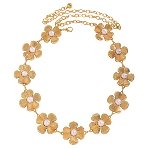Vue détaillée de la chaîne de taille fleur dorée avec perles et maillons réglables