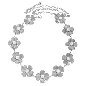 Détail d'une chaîne de taille à fleurs argentées avec perles pour robes élégantes