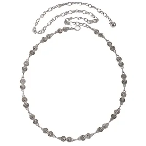 Vue détaillée d'une ceinture chaîne de taille argentée minimaliste de style ethnique pour robe