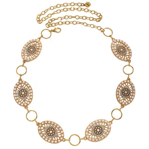 Vue détaillée d'une élégante chaîne de taille dorée avec perles et strass