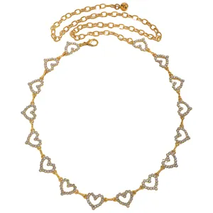 Ceinture chaîne de taille dorée élégante avec maillons cœur et strass brillants pour robe