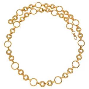 Vue détaillée d'une ceinture chaîne dorée avec des anneaux circulaires texturés.