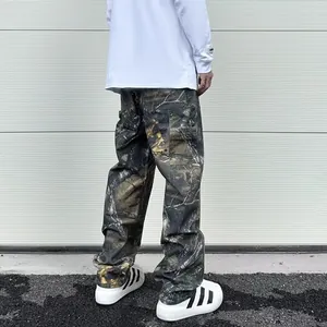 Vue détaillée d'un pantalon cargo large avec imprimé camouflage forêt et coutures