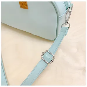 Détail du sac à bandoulière en cuir PU bleu menthe avec crochets et boucles en métal argent