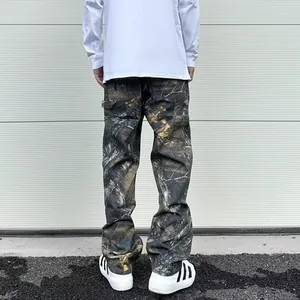 Détail des poches arrière et boucles de charpentier sur le pantalon camouflage large