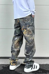 Détail du motif camouflage forêt sur le pantalon cargo large au design street style