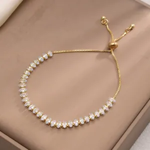 Elegante bracciale dorato regolabile con zirconi marquise su portagioie di lusso