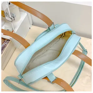 Vue de dessus d'un sac cabas bleu clair montrant l'intérieur spacieux et la fermeture