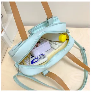 Vue de dessus du sac à bandoulière bleu montrant les compartiments intérieurs spacieux