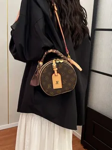 Retro Monogramm Rundtasche mit Seidentuch am Griff und goldenen Metallbeschlägen