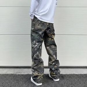 Pantalon cargo camouflage ample avec motif boisé et vue sur poches arrière