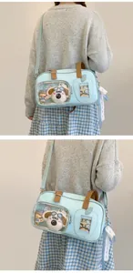 Détail du sac Ita bleu clair avec fenêtre transparente pour exposer des peluches