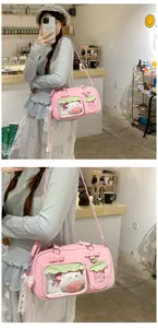 Détail du sac à bandoulière en cuir PU rose avec fenêtre transparente et peluches