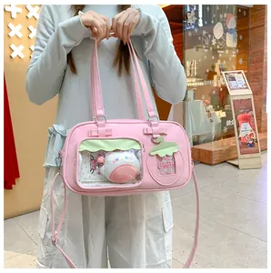 Détail d'un sac ita rose en cuir PU avec fenêtre transparente et nœud décoratif