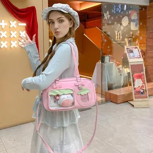 Détail du sac itabag rose avec fenêtre transparente et peluche mignonne à l'intérieur