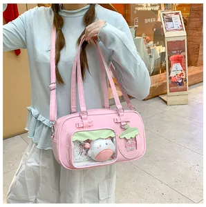 Détail du sac ita rose avec fenêtre transparente, peluche chat et détails de rubans