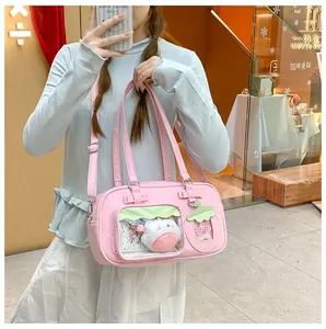 Gros plan du sac fourre-tout rose style japonais avec fenêtre transparente pour badges