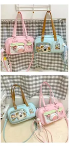 Détail de sacs ita rose et bleu clair avec fenêtres en PVC et nœuds en dentelle