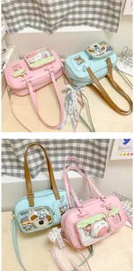 Détail du sac japonais Ita avec fenêtre transparente et bordure en cuir PU pastel