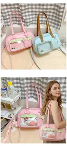 Détail de sacs ita en cuir PU rose et bleu avec fenêtres transparentes et lanières