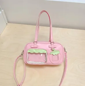 Gros plan détaillé du sac Ita rose et vert avec fenêtres transparentes et bords ondulés