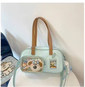 Détail d'un sac en cuir PU bleu clair avec poche transparente et fente pour carte en pomme