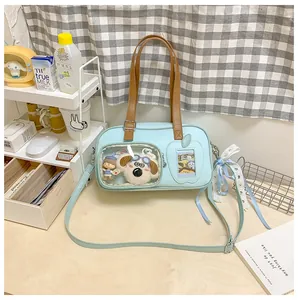 Détail du sac Ita bleu clair avec fenêtre en forme de cœur et noeud décoratif